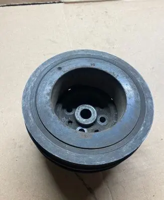 Volkswagen PASSAT B5 Crankshaft pulley 028105243