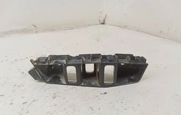 Front bumper mounting bracket