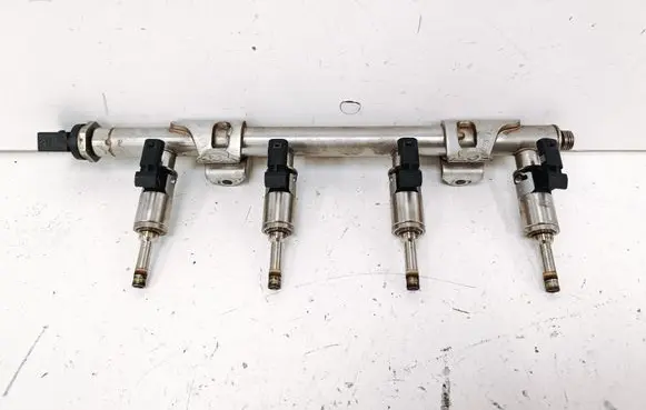 Volkswagen Jetta VI Fuel injectors set 04E133320D 0261500132 04E133036A