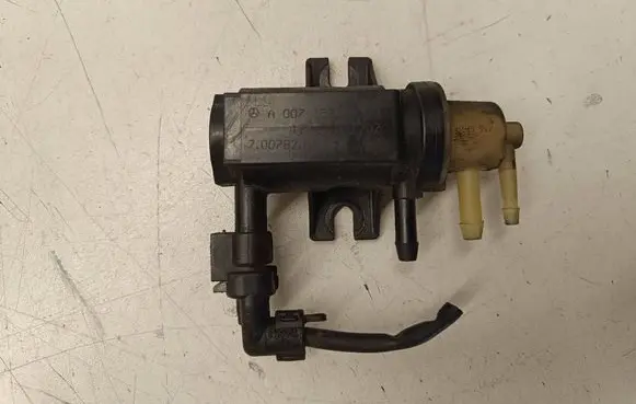 Mercedes-Benz C W204 Turbo solenoid valve A0071531428 09T202 70078203
