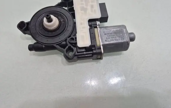 Skoda Octavia Mk3 (5E) Rear door window regulator motor 5Q0959812A