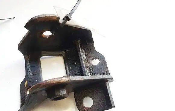 Engine mounting bracket
