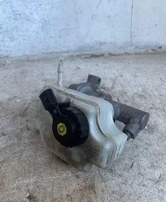 Volkswagen Jetta VI Master brake cylinder