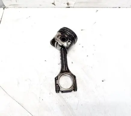 Volkswagen PASSAT B5 Piston with connecting rod