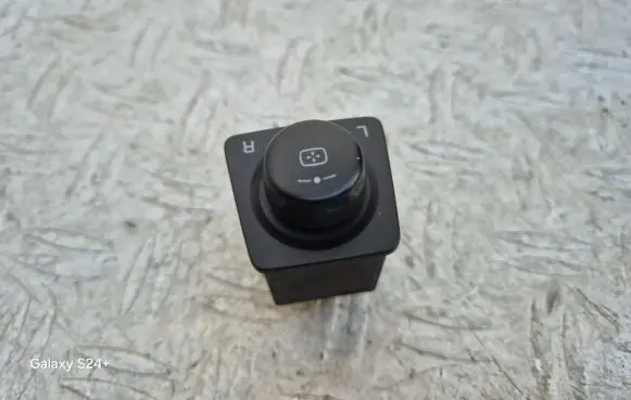 Wing mirror switch