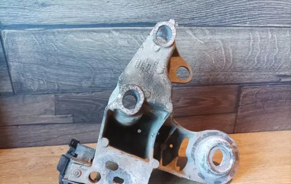 Audi A4 S4 B5 8D Engine mounting bracket