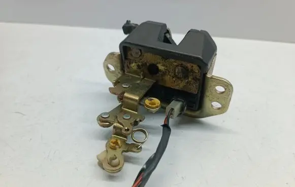 Loading door lock