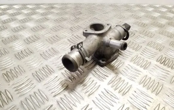 Volkswagen PASSAT B5.5 Engine coolant pipe/hose 038121133A