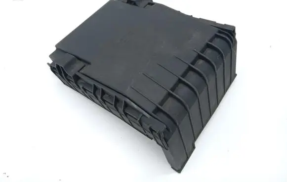 Volkswagen PASSAT B7 Fuse box cover 1K0937132F