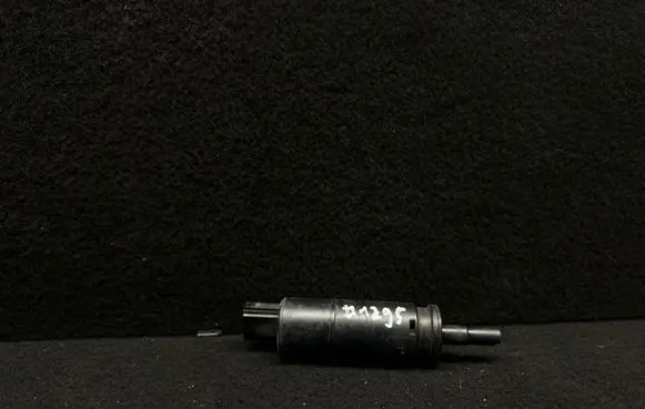 Volkswagen PASSAT B5.5 Headlight washer pump 3b7955681