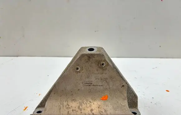 Engine mounting bracket