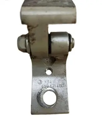 Skoda Octavia Mk2 (1Z) Front door lower hinge 6Y0831411D