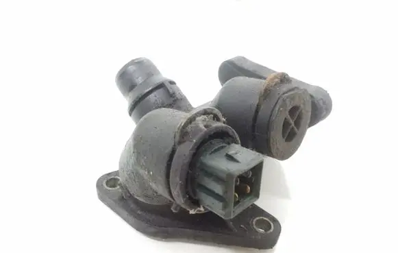 Volkswagen PASSAT B5 Engine coolant pipe/hose 058121133B