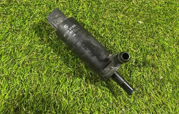 BMW 5 E39 Windscreen/windshield washer pump 8377612
