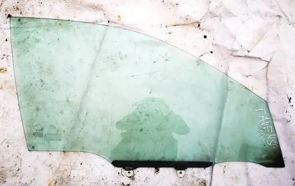 Toyota Carina T190 Front door window glass four-door as2