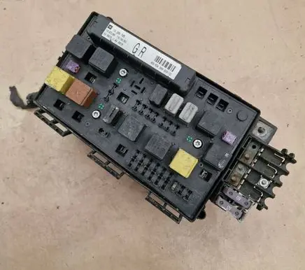 Opel Astra H Fuse module 13206745