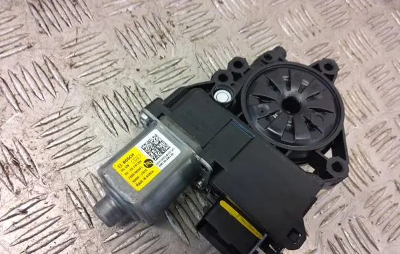 KIA Pro Cee'd III Front door window regulator motor 82460-J7015