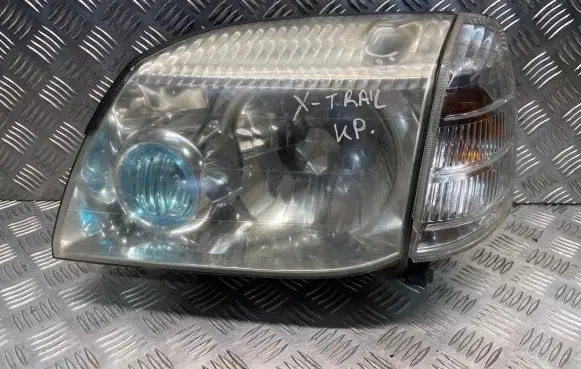 Nissan X-Trail T30 Headlight/headlamp E137511 E130554