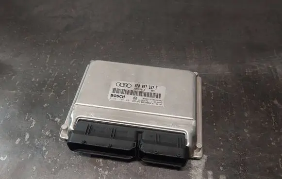 Audi A4 S4 B6 8E 8H Engine control unit/module 8E0907557F 0261207401