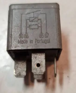 Volkswagen PASSAT B5 Other relay 8D0951253A PA66GF25 23134B523301