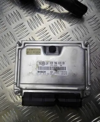 Volkswagen PASSAT B5.5 Engine control unit/module 038906019ER 0281010704 28SA5352