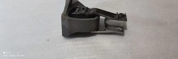 Engine mount bracket