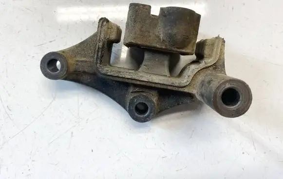 Honda FR-V Engine mount bracket