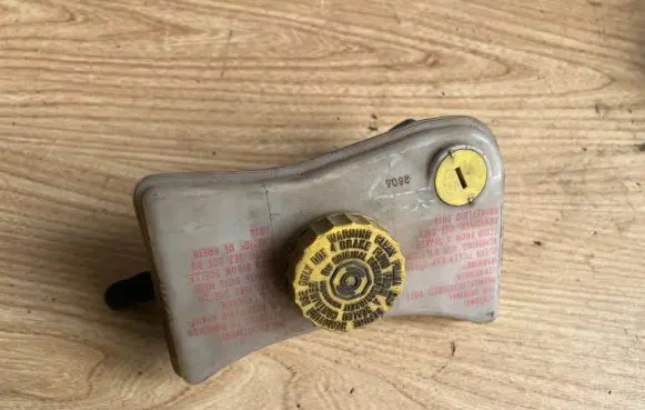 Brake fluid reservoir