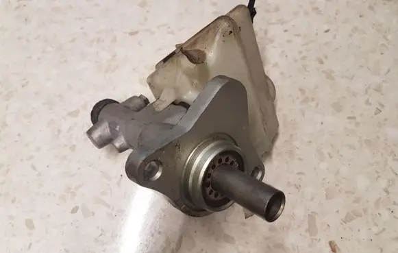 Mercedes-Benz C W203 Master brake cylinder 03350884551