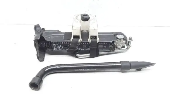 Volvo V70 Lift Jack 8679369 6G9217035DB 8626133