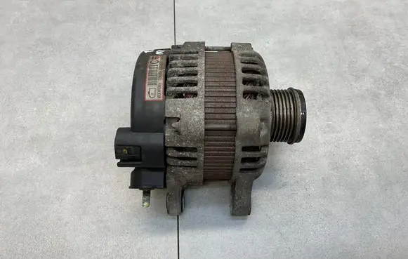 Hyundai Tucson TL Generator/alternator 373002F300