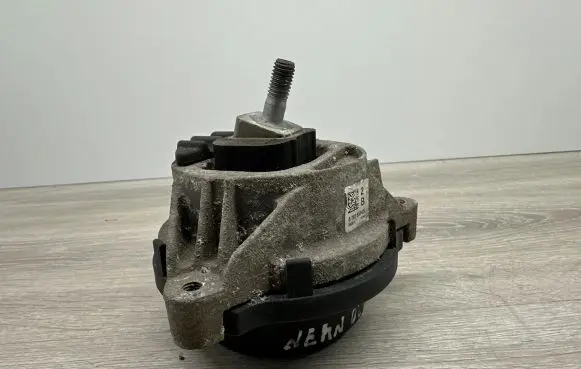 Engine mount bracket