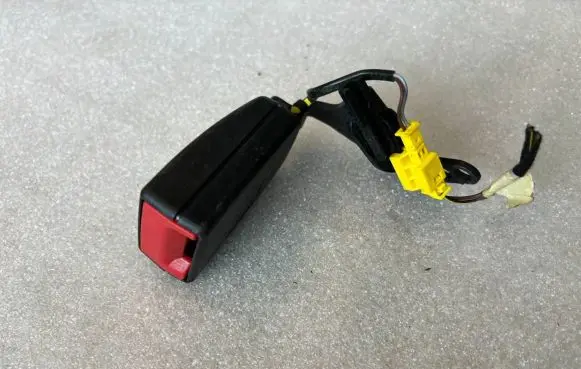 Mercedes-Benz C AMG W204 Rear seatbelt buckle 34043153B