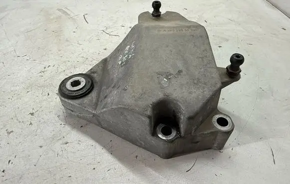 Infiniti QX30 Engine mounting bracket A2702230002 112315DC0A