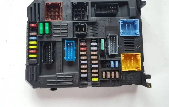 Peugeot 3008 II Fuse module 9830790580