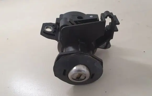BMW 3 E90 E91 Tailgate exterior lock 7117926