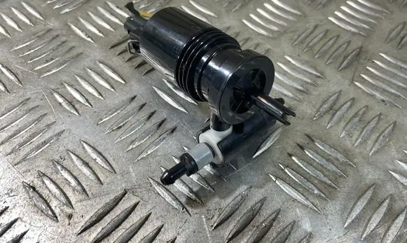 Nissan Note (E11) Windscreen/windshield washer pump 30097 060610B 083996