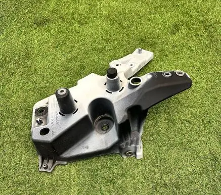 Volvo XC60 Fender mounting bracket 32288929