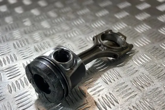 Volvo XC70 Piston with connecting rod