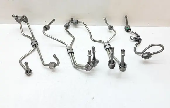 Volvo V70 Fuel injector supply line/pipe 