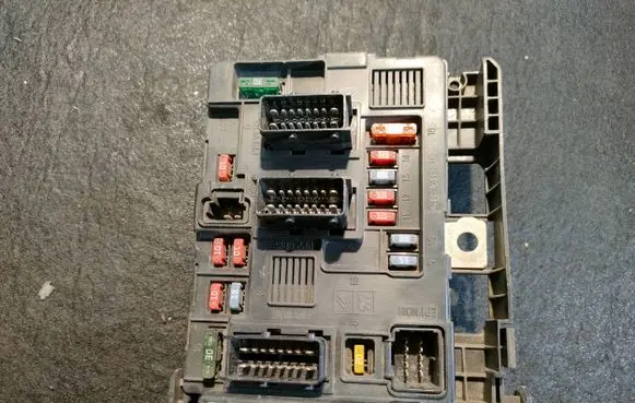 Citroen Berlingo Fuse module 9650618580 580002740