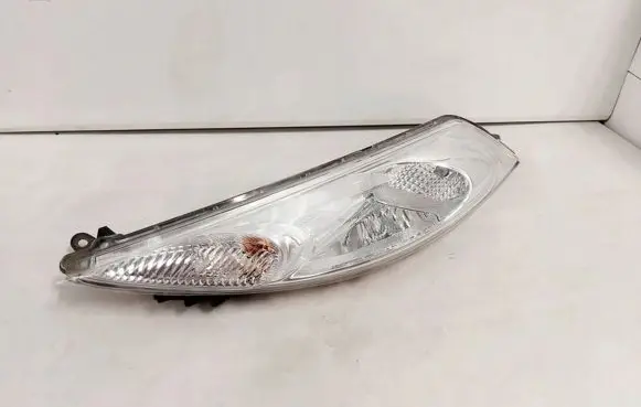 Nissan Juke I F15 Headlight/headlamp