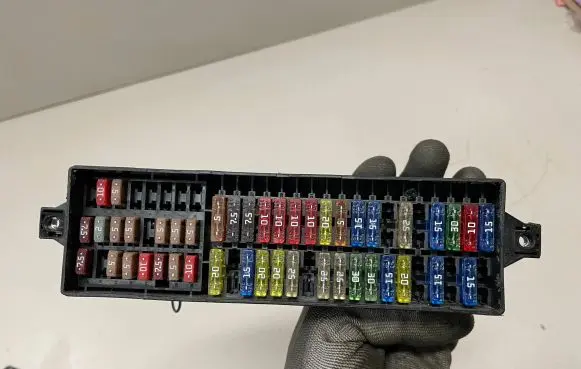 Volkswagen Polo V 6R Fuse module