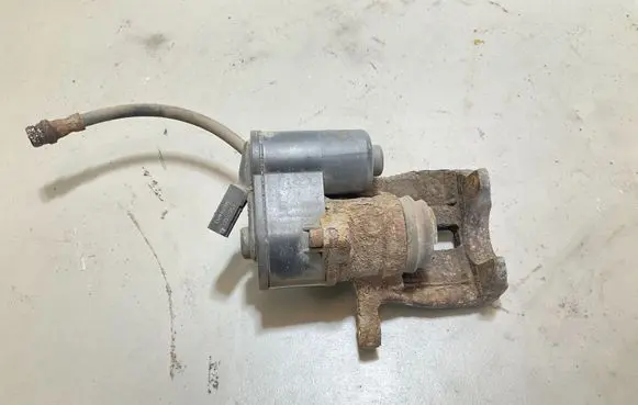 Audi Q3 8U Rear brake caliper 32332267