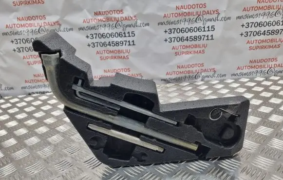 Volkswagen Touareg I Tool set 7L0012113