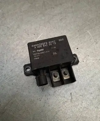 Mercedes-Benz E W211 Charging relay A0025423819 V23132A2001314