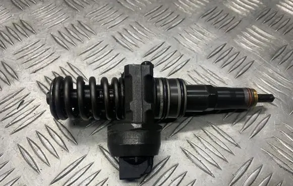 Volkswagen Touran I Fuel injector 038130073AG