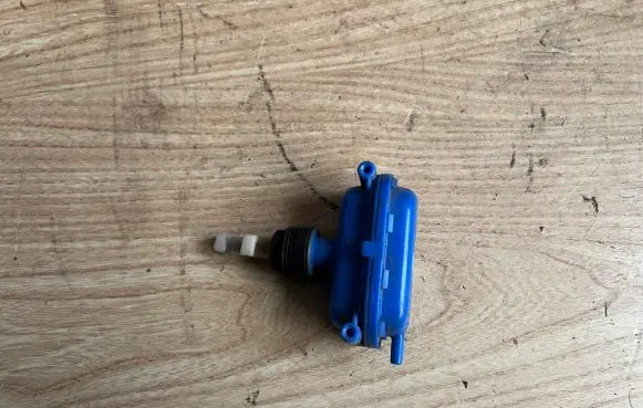 Volkswagen Golf II Central locking vacuum pump 443862153B