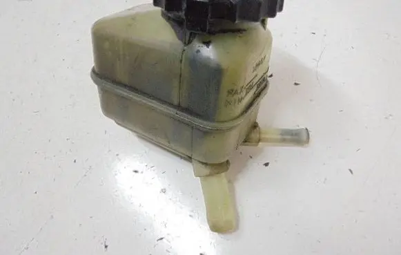 Toyota Avensis Verso Power steering fluid tank/reservoir 