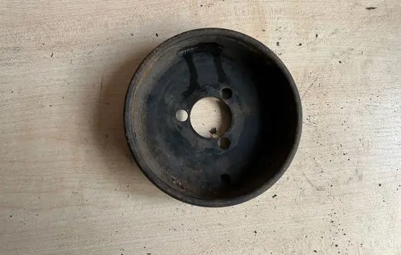 Volkswagen Golf III Water pump pulley 037121031C